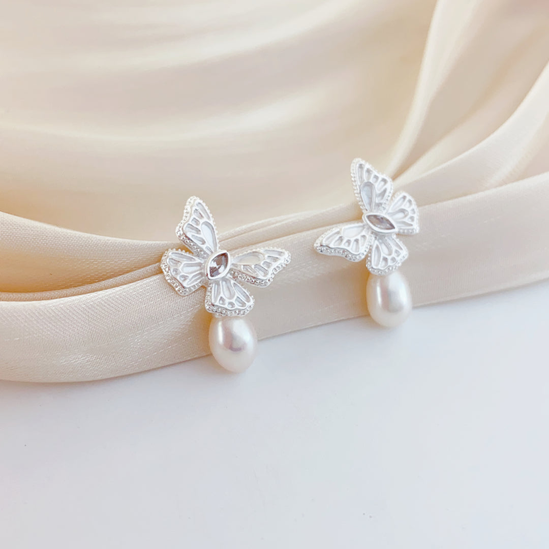 Fluttering Dream Pearl Stud Earrings