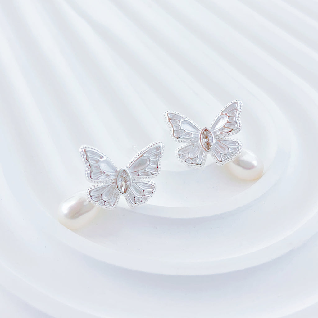 Fluttering Dream Pearl Stud Earrings