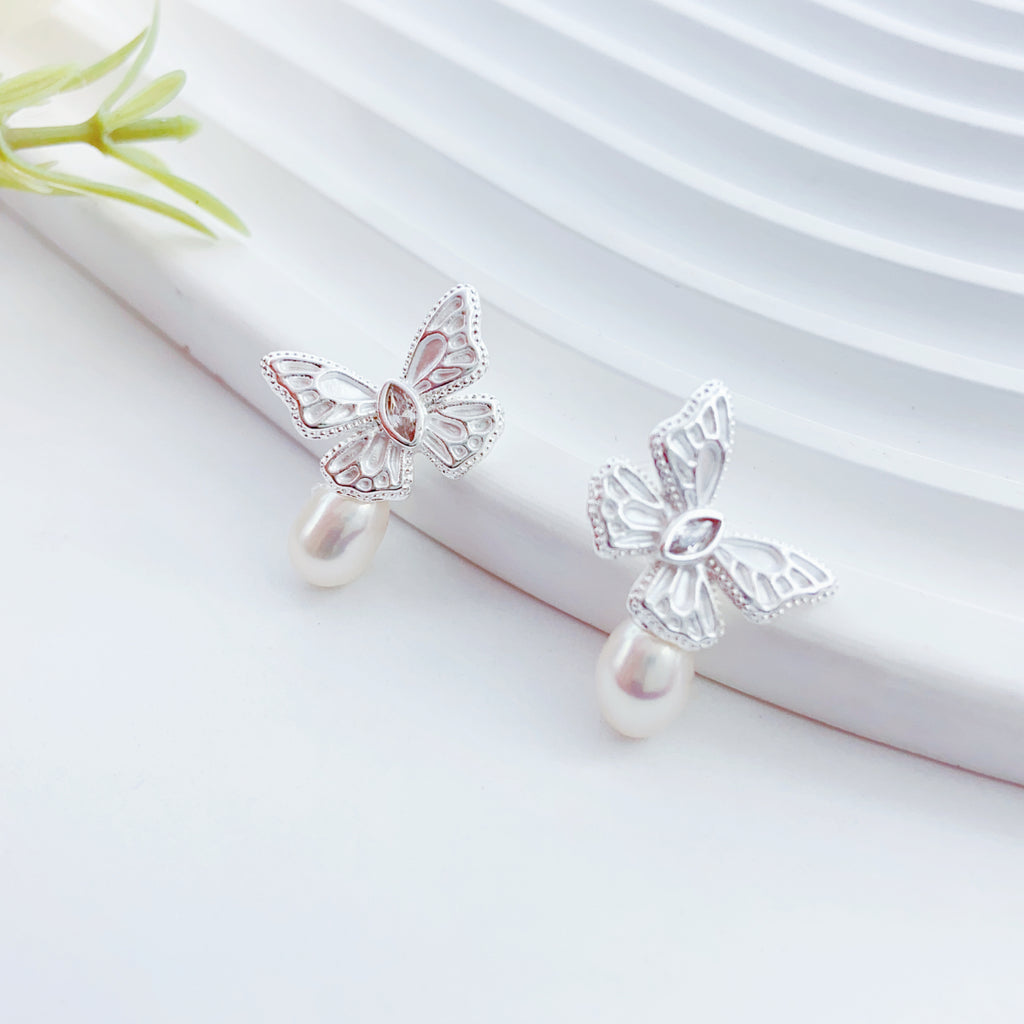Fluttering Dream Pearl Stud Earrings