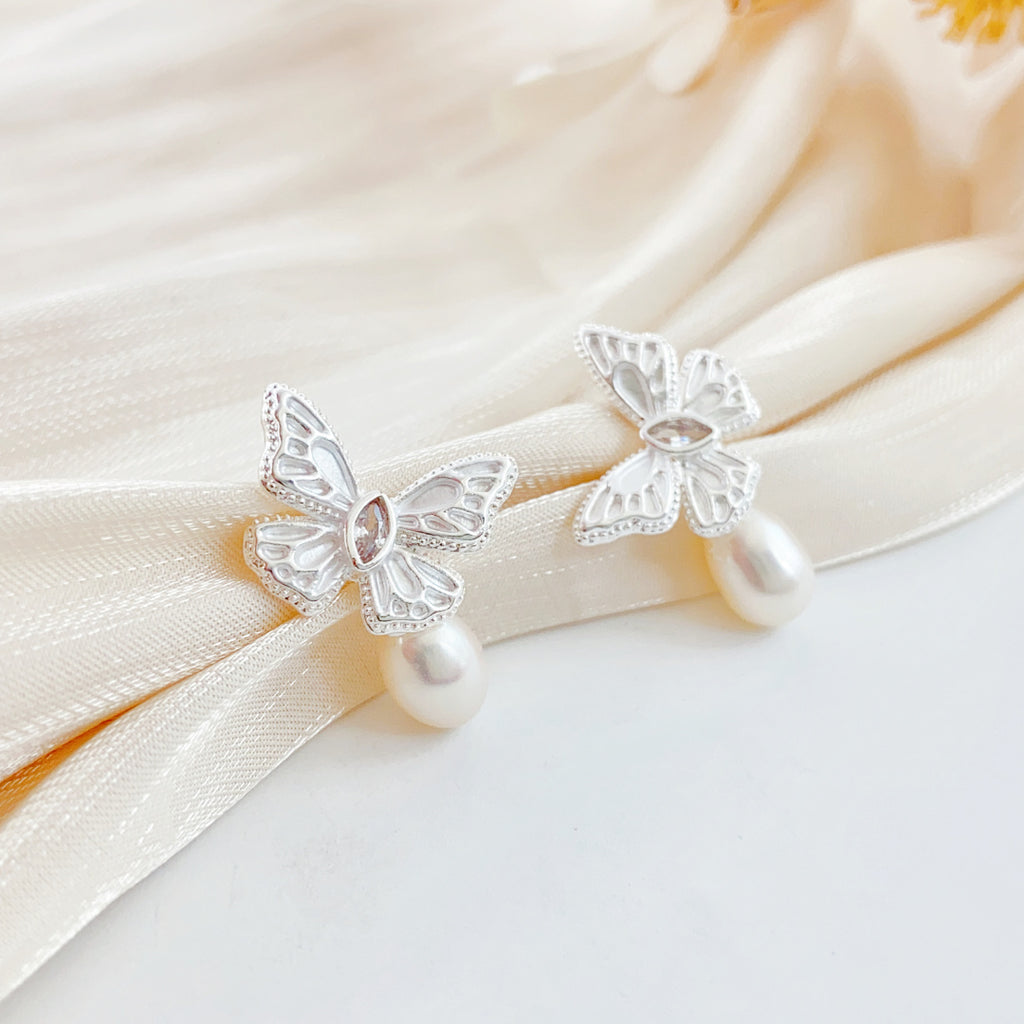 Fluttering Dream Pearl Stud Earrings