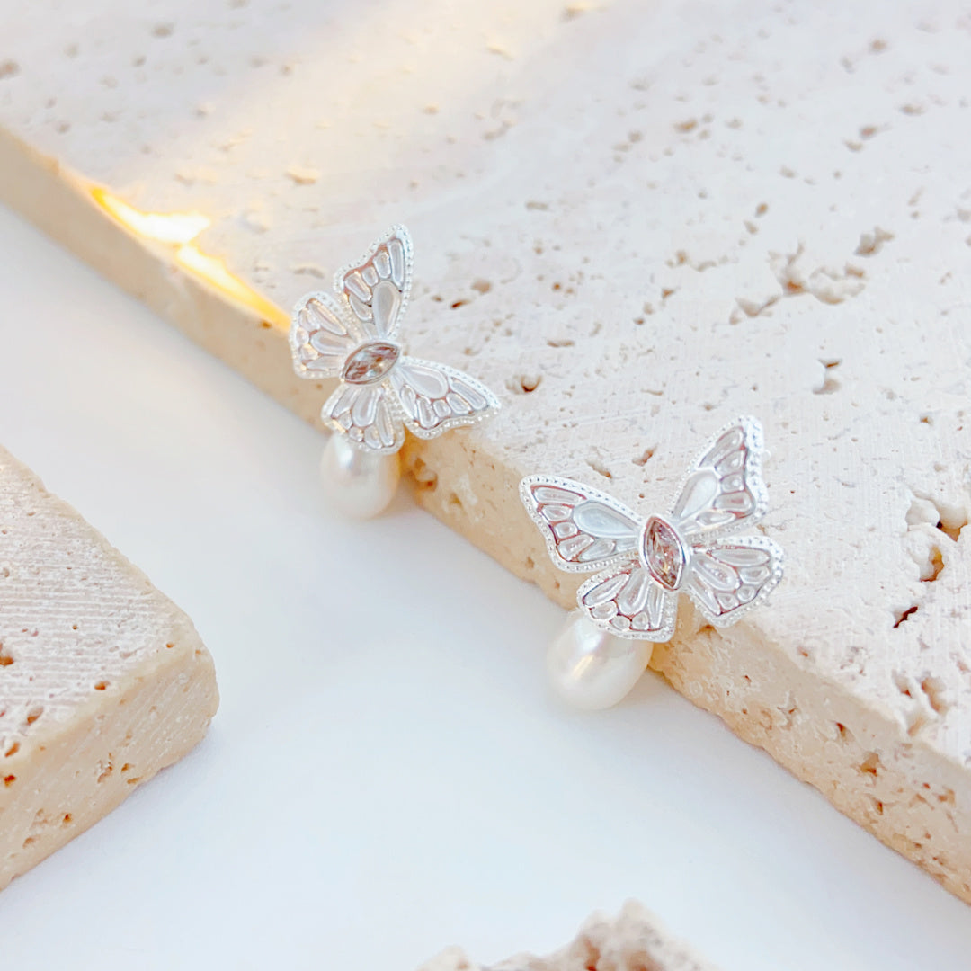 Fluttering Dream Pearl Stud Earrings